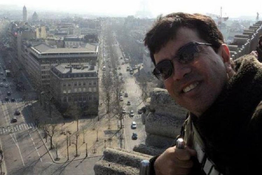 Cantor morre após cair de varanda enquanto tocava violão na Bahia