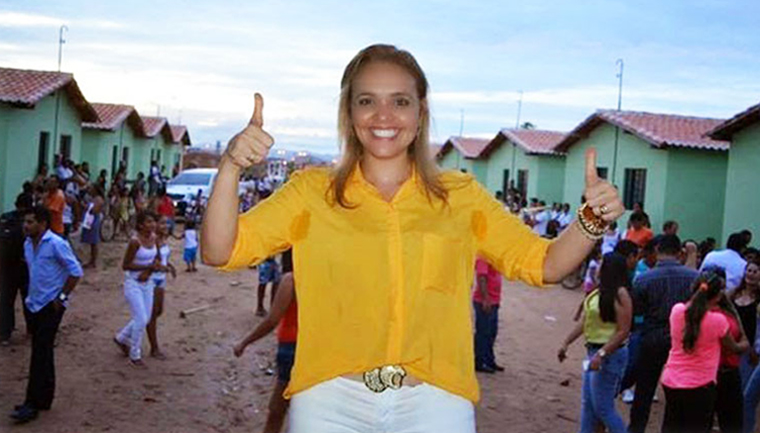 Prefeita do Ceará quita dívidas do município, melhora a educação e deixa 1,8 milhão em caixa