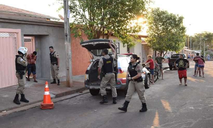  Homem decapita colega de trabalho e carrega cabeça da vítima pela rua