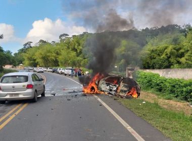 Camaçari: Duas pessoas morrem após colisão frontal entre carros; um deles pegou fogo