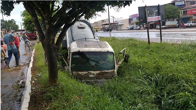 Caminhão-pipa “desgovernado” cai em bueiro em Euclides da Cunha
