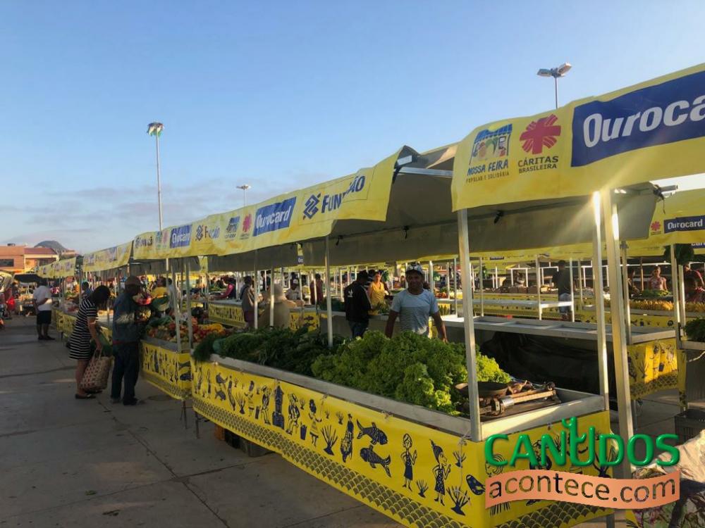Canudos comemora entrega de feira livre revitalizada