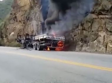 Motorista atira caminhão sem freio em paredão de pedras e veículo pega fogo em Conquista