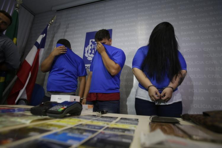Estelionatários que aplicavam golpe em idosos são apresentados pela polícia