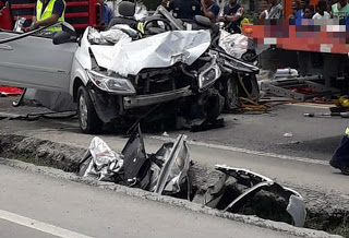Homem fica ferido após acidente entre carro e carretas na BR-116, em Antônio Cardoso