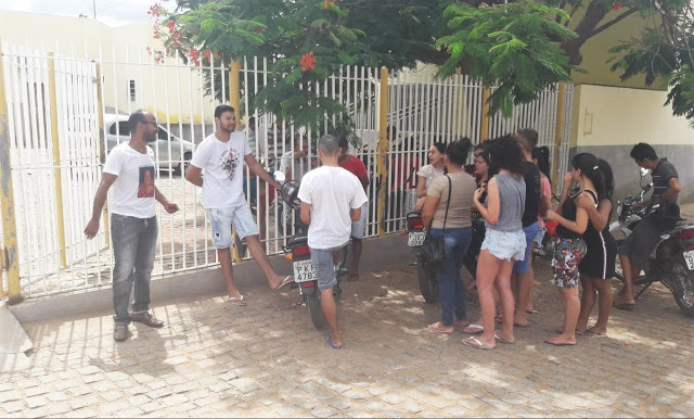 ESTUDANTES UNIVERSITÁRIOS CANUDENSES SOFREM COM O CORTE DO TRANSPORTE PÚBLICO QUE OS LEVAVAM ATÉ A CIDADE SEDE DA FACULDADE A MAIS DE 220 KM 