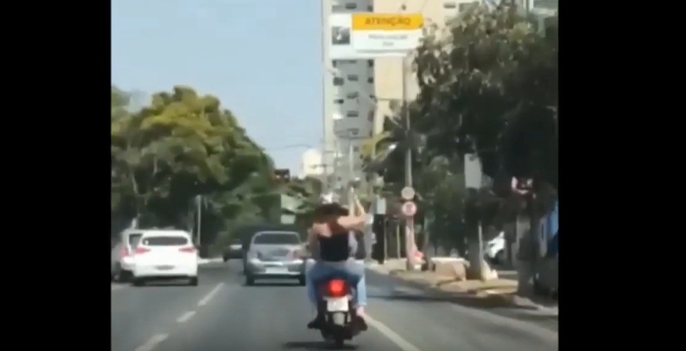 Casal é visto trocando murros em cima de uma moto; veja vídeo