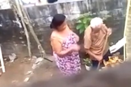Mulher é presa por agredir a própria mãe, de 76 anos. Veja vídeo
