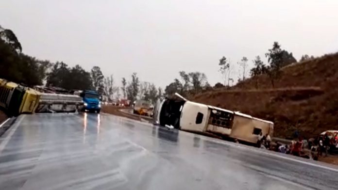 Ônibus que seguia de Cansanção para SP colide com carreta em Minas Gerais