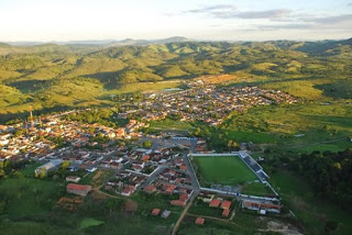 Mulher é presa suspeita de matar marido a facadas na Bahia, confessa crime e alega legítima defesa