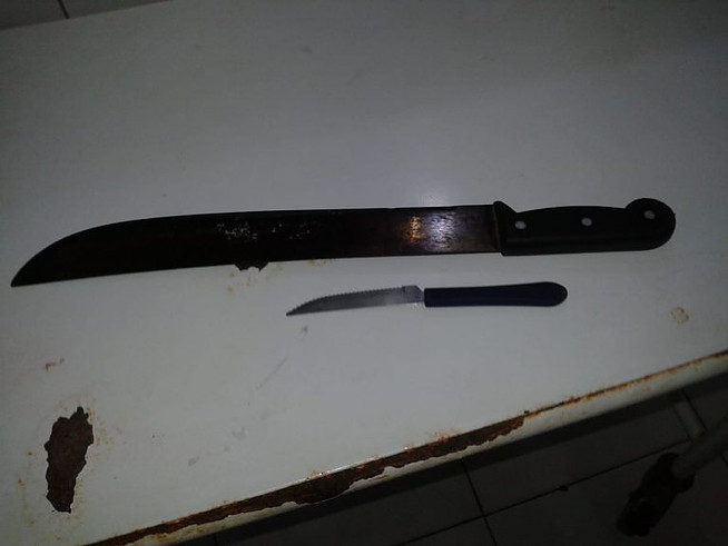 Homem desfere golpes de faca e facão contra várias pessoas e deixa feridos em estado grave