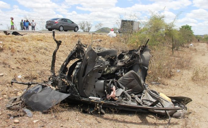 Funcionários do Banco do Nordeste morrem em colisão entre carro e carreta na BR 116 em Teofilândia
