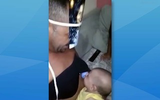 Vereador de Capim Grosso viraliza na web após colocar foto da esposa no rosto e prender mamadeira em sutiã para 'amamentar' filho