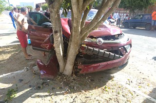 Empresário se joga em carro roubado e assaltante bate veículo em Riachão do Jacuípe