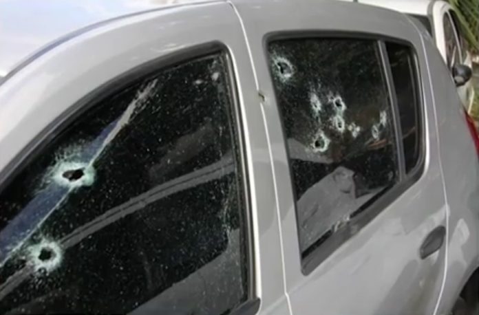 PM baiano é confundido com bandido e colegas dão 15 tiros no carro dele