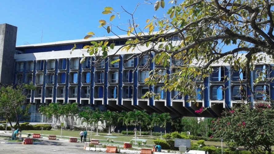 Três prefeitos baianos são punidos por acumulação de cargos por um único servidor