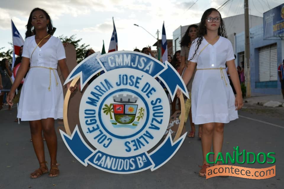 Em Canudos, população lota avenida para prestigiar desfile em recordação aos 122 anos do fim da guerra
