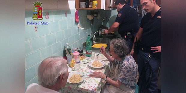 Gritos levam polícia à casa de dois idosos, que choravam copiosamente de… solidão!