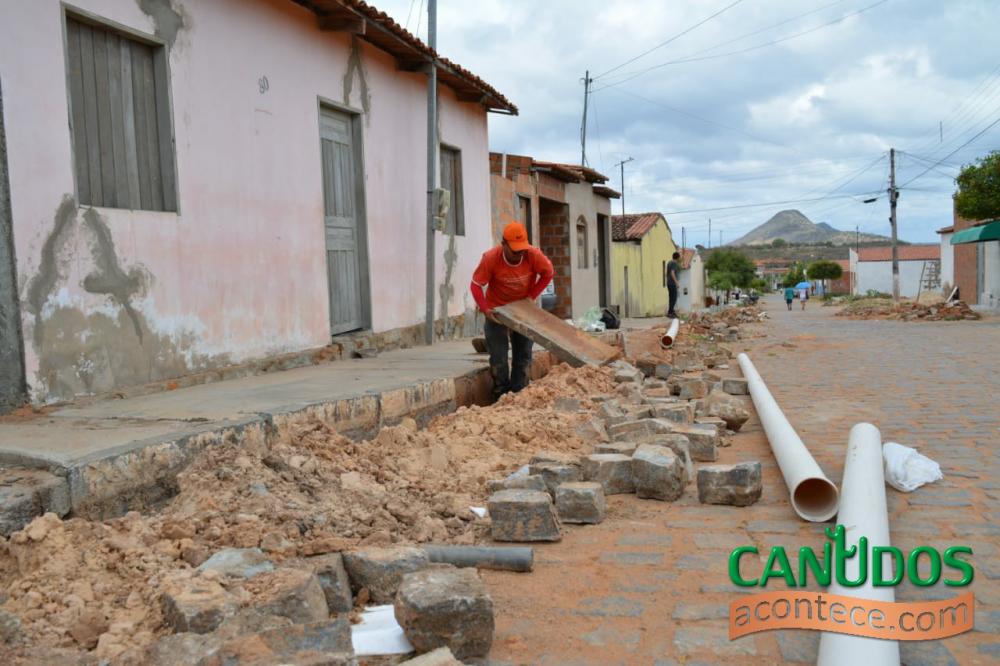 Obras para a melhoria da rede de esgoto continuam em Canudos