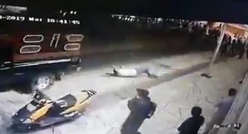 Prefeito é amarrado a um carro e arrastado por não cumprir promessa; Assista!