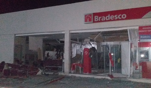 Bandidos explodem cofre da agência do Bradesco de Chorrochó-BA