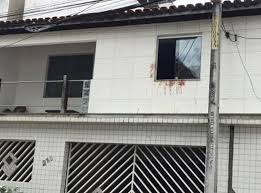 Homem mata enteado, esfaqueia e joga companheira pela janela na Bahia