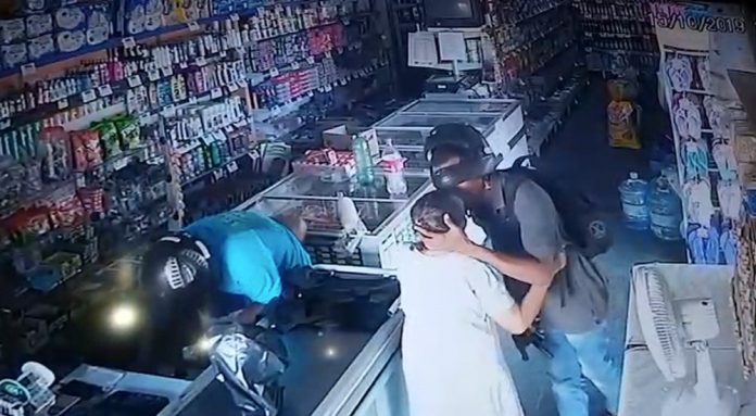 “Não quero seu dinheiro” Ladrão beija idosa em roubo a loja