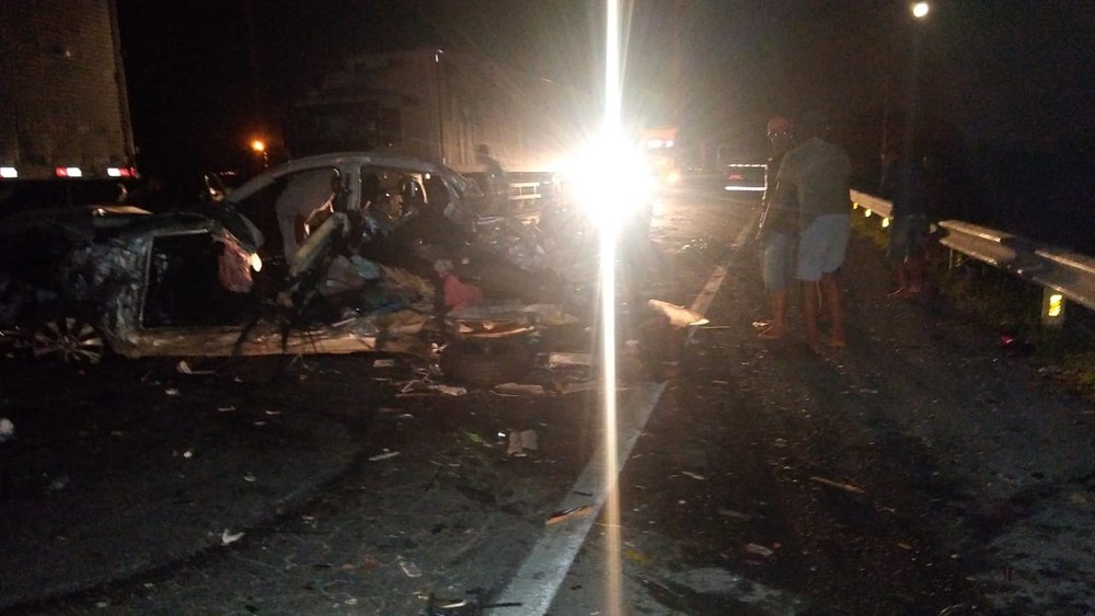 Bahia: Batida entre carro e carreta deixa dois mortos e um ferido na BR-116