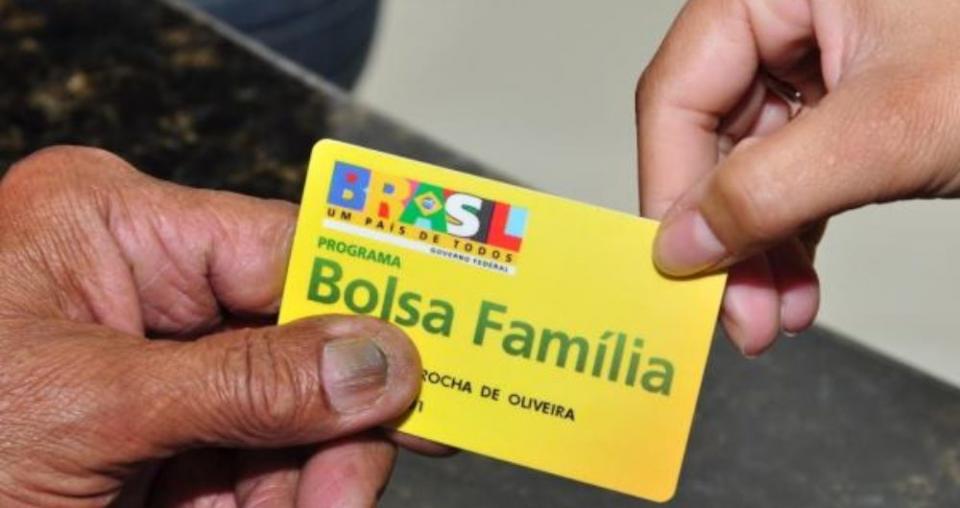 Jair Bolsonaro anuncia 13° para beneficiários do Bolsa Família outubro 