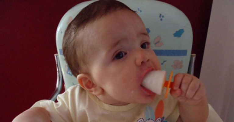 Mãe faz sorvete de leite materno para aliviar desconforto da dentição de bebê