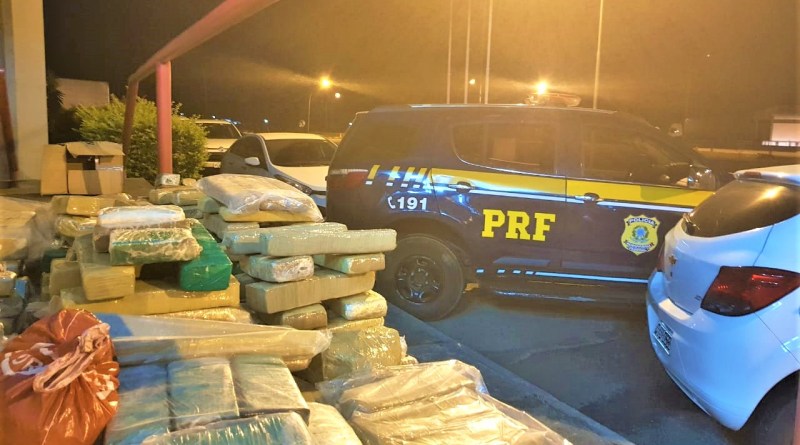 Bahia: Após acompanhamento tático por 2 km, PRF encontra carro ‘recheado’ de maconha na BR-116