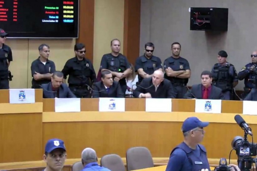 ESCOLTADOS E SOB PROTESTOS, VEREADORES PRESOS TOMAM POSSE EM FOZ DO IGUAÇU
