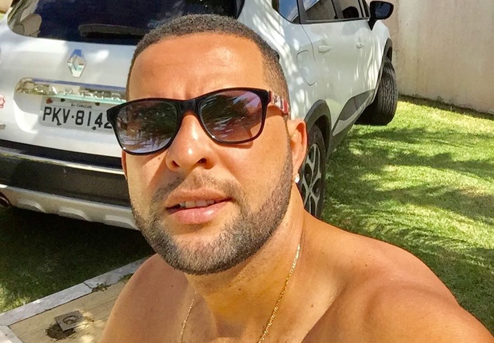 Suspeito de atirar 4 vezes em homem após ele beijar outro rapaz dentro de bar na BA é identificado, diz polícia