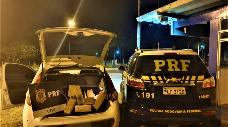 Após fuga de abordagem, PRF prende dupla e apreende carro com 30 kg de maconha em Ribeira do Pombal- BA