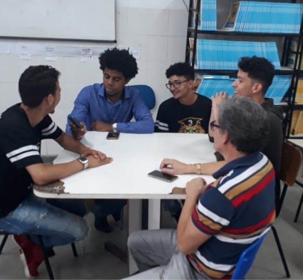 Estudantes da Bahia criam sapato capaz de gerar energia limpa; conheça