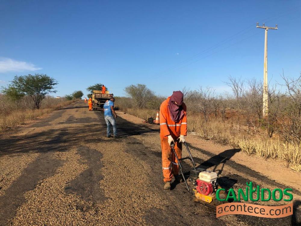 Estrada do Povoado Canudos Velho está sendo recuperada