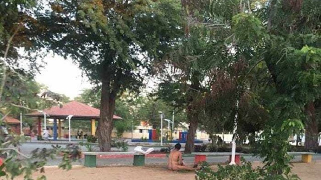 Flagra: Mulher toma banho pelada em praça de Petrolina 
