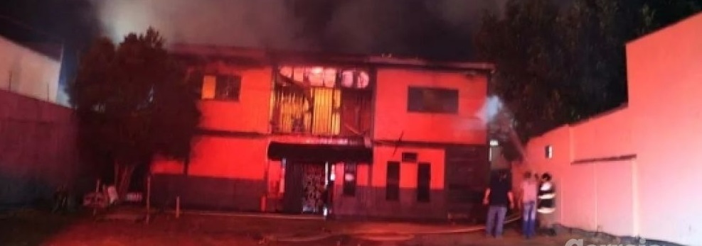 COM SALÁRIOS ATRASADOS, PROSTITUTAS INCENDEIAM PUTEIRO NO CHAPADÃO