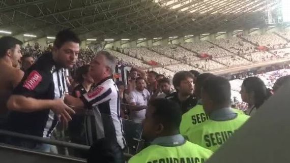 Em Cruzeiro e Atlético-MG, segurança do estádio é vítima de ataques racistas