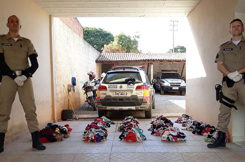 Bizarro: Homem é preso com mais de mil calcinhas roubadas; ele usava uma delas