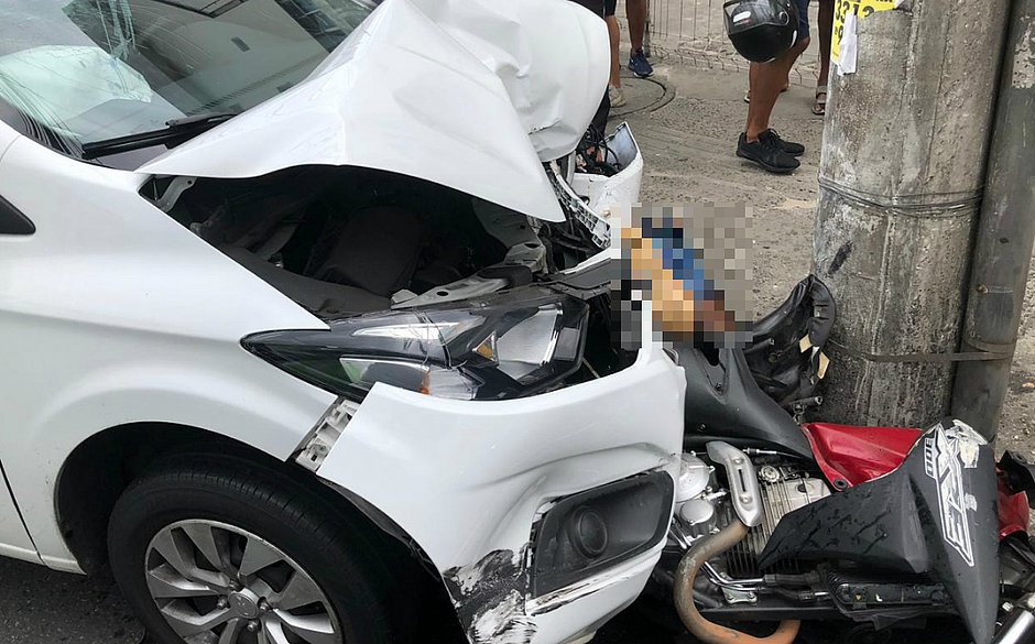 Salvador: Homem reage a roubo e atropela assaltante, que perde a perna