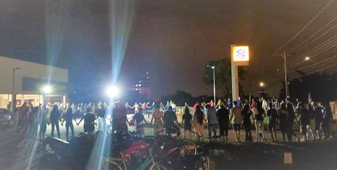 Jovens lotam estacionamento em bairro da Capital para orar e adorar a Deus