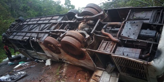 Ônibus com 51 passageiros tomba na BR-259 em MG