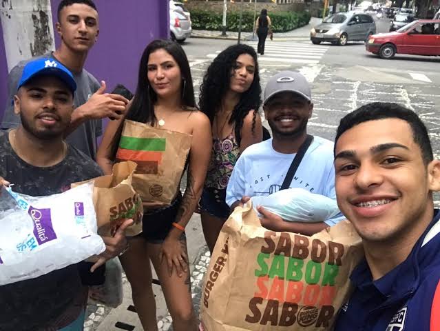 Jovem aproveita Black Friday para alimentar moradores de rua em SP: 'Emocionante'