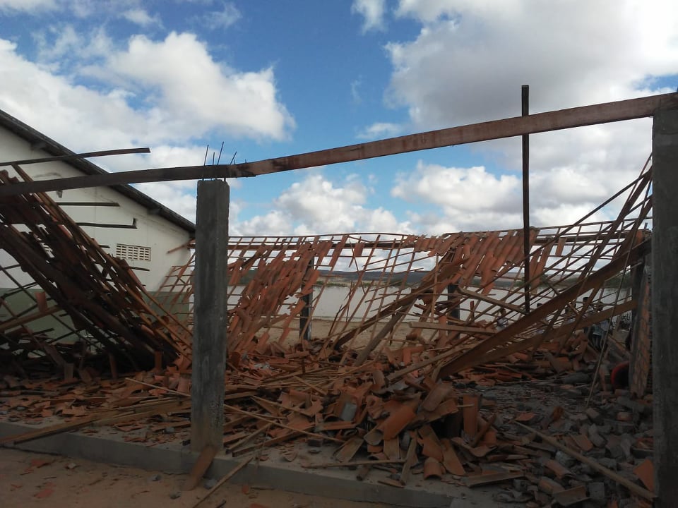 Teto de escola do Povoado Água Branca desaba sem vítimas.