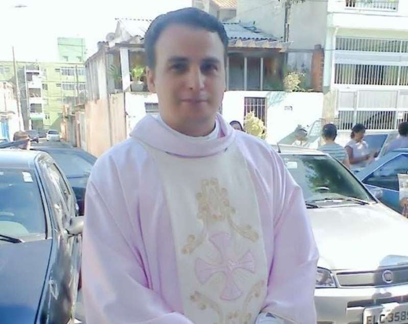 Padre é preso suspeito de estuprar menino em banheiro de shopping