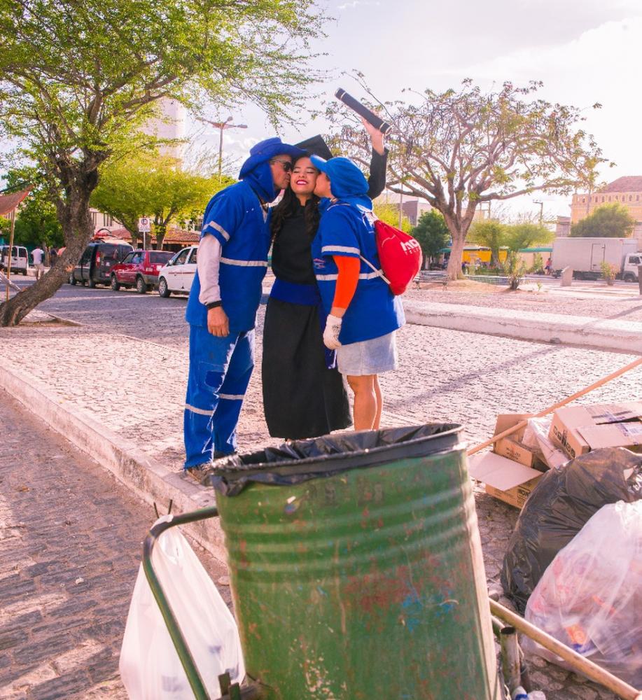 Filha de garis homenageia pais em ensaio fotográfico de formatura em Quixadá, sertão do Ceará