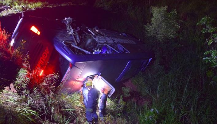 Ônibus lotado cai em ribanceira ao ser atingido por carreta na BR-116, Muriaé.