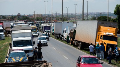 Caminhoneiros ameaçam paralisação pelo País; movimento está dividido