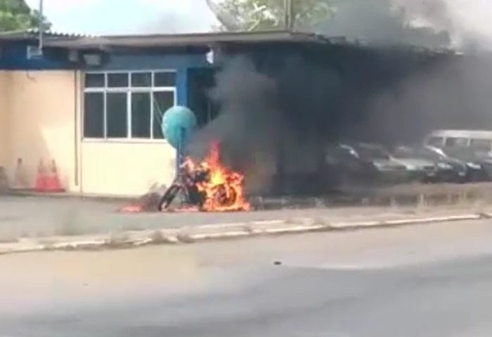 Homem ateia fogo no próprio veículo, após apreensão em Blitz, em Ribeira do Pombal-BA